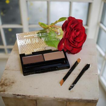 Brow This Way Sculpting Kit - Set pre dokonalé obočie 2,4 g